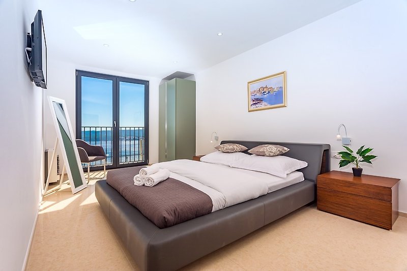 Schlafzimmer Nr. 2 mit Kingsize-Bett 180x200cm mit offenem Meer- und Poolblick, Klimaanlage, TV