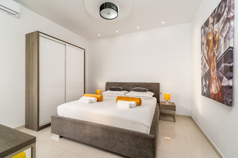 Bedroom No1 (ground floor) with king-size bed 180 x 200 cm