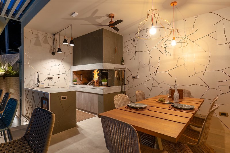 Moderne Küche mit stilvoller Beleuchtung und eleganten Möbeln.