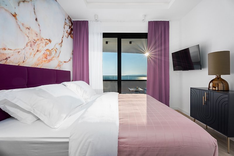 Schlafzimmer Nr. 2 mit Meerblick, Kingsize-Bett 180 cm x 200 cm, Klimaanlage, TV.
