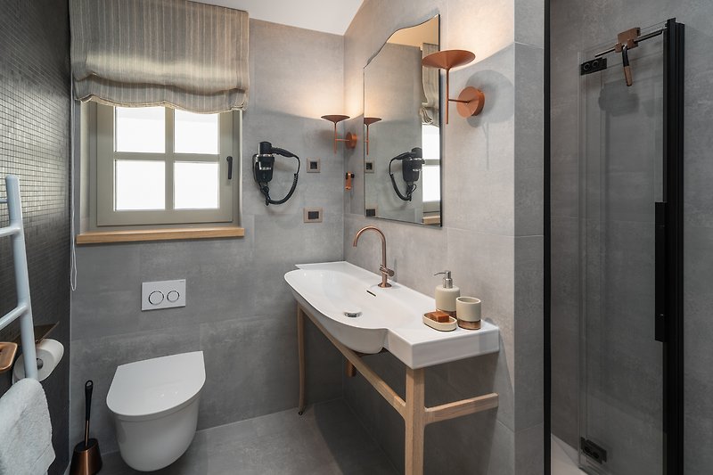 Modernes Badezimmer mit stilvoller Dusche und elegantem Design.