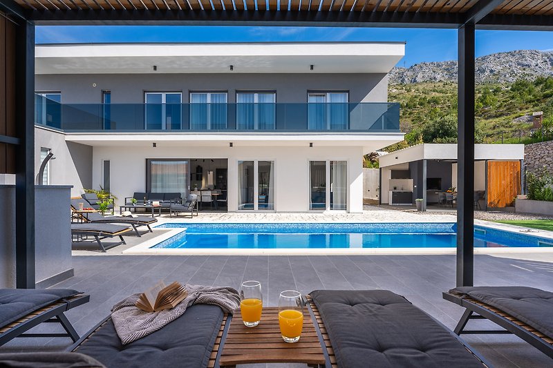 Modernes Anwesen mit Pool, Terrasse und stilvollem Design.