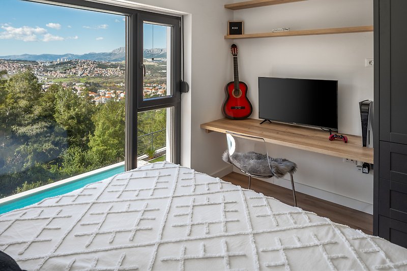 Schlafzimmer Nr. 1 mit Blick auf die wunderschöne grüne Umgebung und die Stadt Split