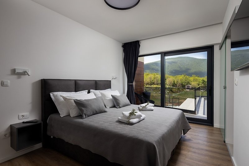 Schlafzimmer Nr. 4 mit einem Kingsize-Bett (180 cm x 200 cm), Klimaanlage, TV, eigenem Bad mit Dusche und Balkon