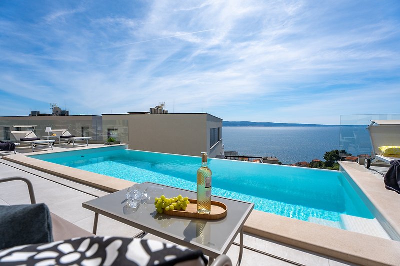 Schwimmbad, Sonnenliegen, Natur und Gebäude - perfekt für Ihren Urlaub!