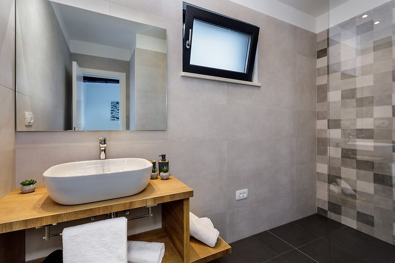 En-suite bathroom with a shower,towels provided.