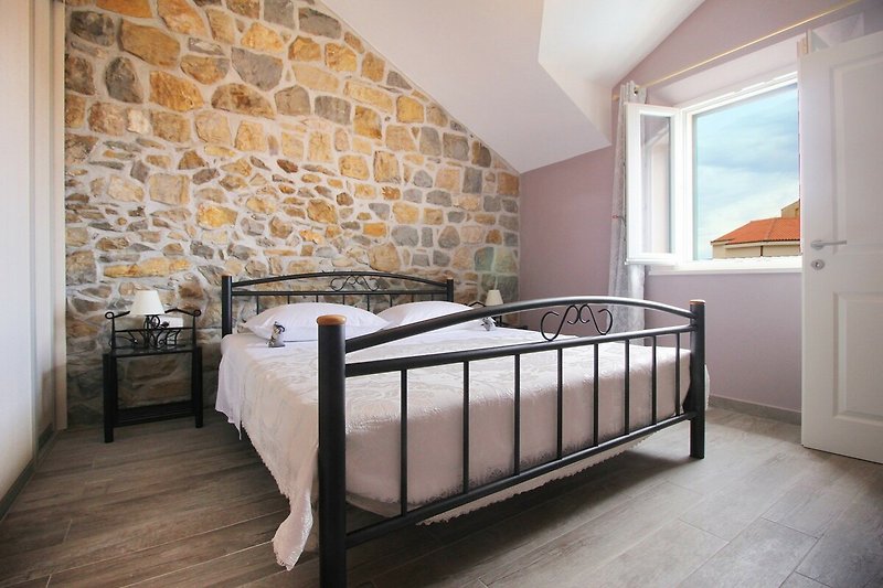 Schlafzimmer Nr. 3 (12 m2) mit einem Kingsize-Bett 180 cm x 200 cm, Klimaanlage, TV