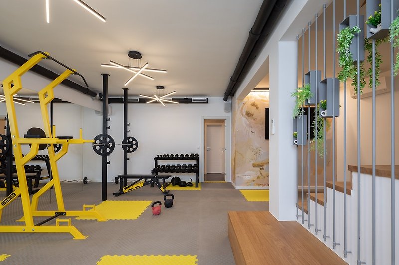 Ein voll ausgestattetes Fitnessstudio mit Klimaanlage und einer finnischen Sauna mit Dusche befindet sich neben dem Fitn