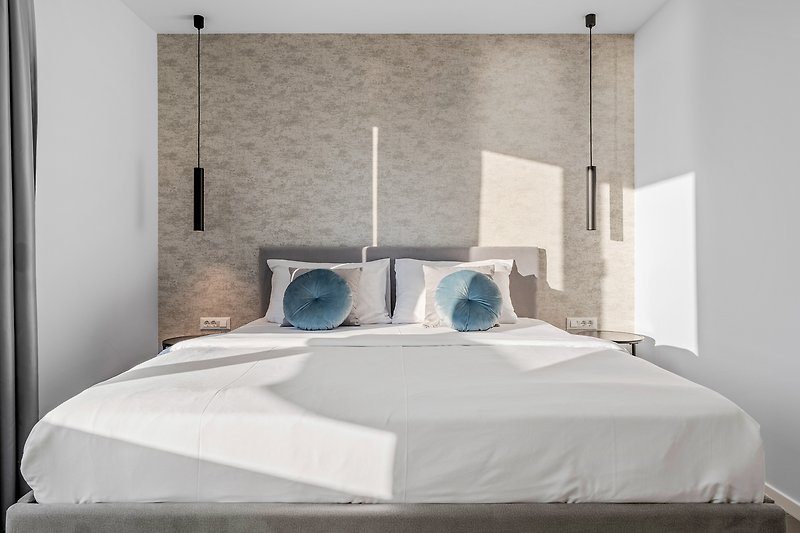 Schlafzimmer Nr. 1 (15 qm) mit einem Kingsize-Bett 180 cm × 200 cm, Klimaanlage, TV