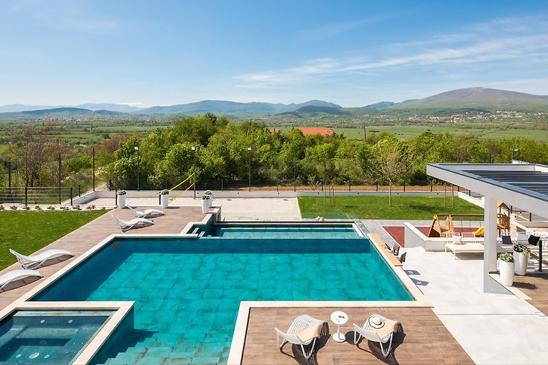 Der Außenbereich der Vila Arya bietet einen privaten und beheizten Swimmingpool von 11 x 5 m