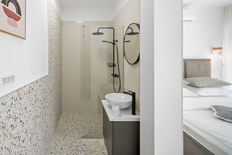 Badezimmer mit moderner Ausstattung und Dusche.