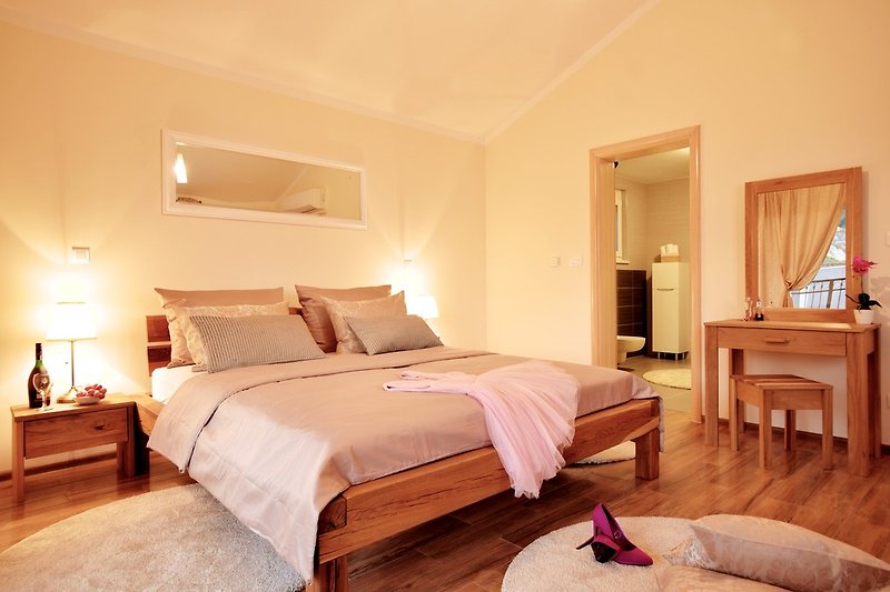 Ein Schlafzimmer Nr. 5 mit Kingsize-Bett 180 cm x 200 cm, Klimaanlage, en-suite Badezimmer