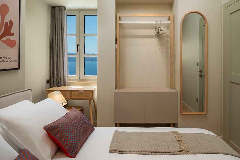 Stilvolles Schlafzimmer mit elegantem Bett und moderner Beleuchtung.