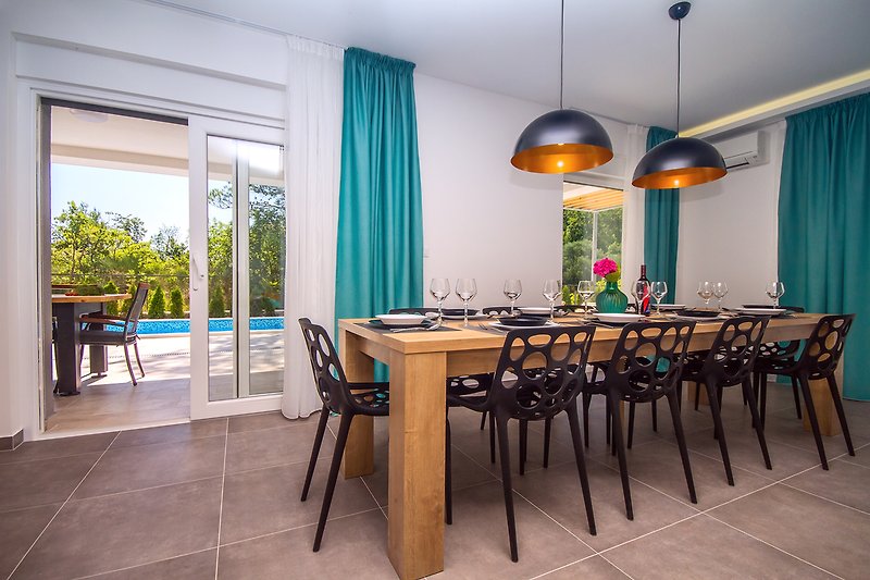 Dining area with exit to the pool and outdoor dining area
