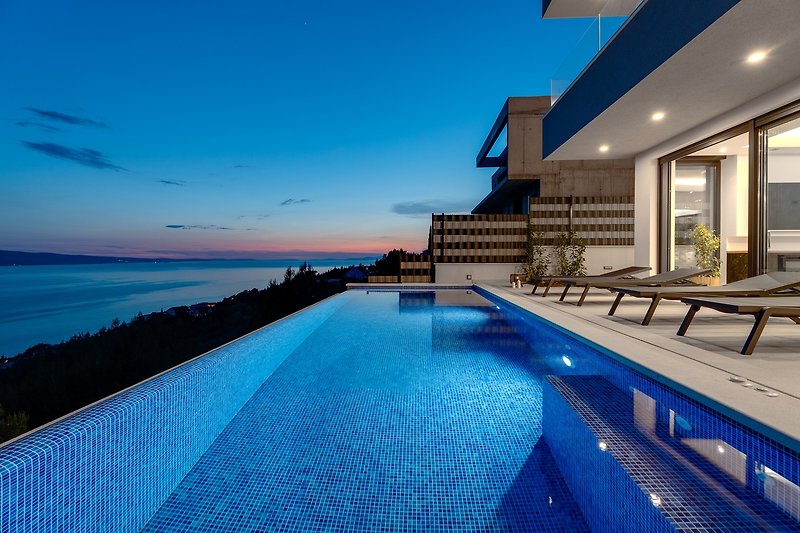 Villa Admira Maria, wo Sie vom privaten Infinity-Pool aus die schönsten Sonnenuntergänge erleben können.