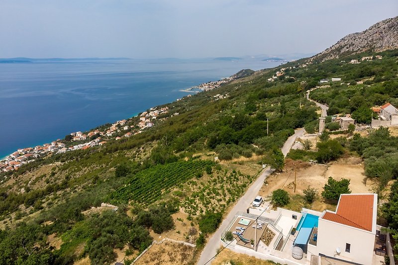 Panoramic sea and island views, a Hot-Tub, infinity pool, table tennis, capacity for 8 people.