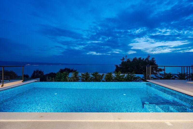 Private and heated, infinity 32 sqm swimming pool