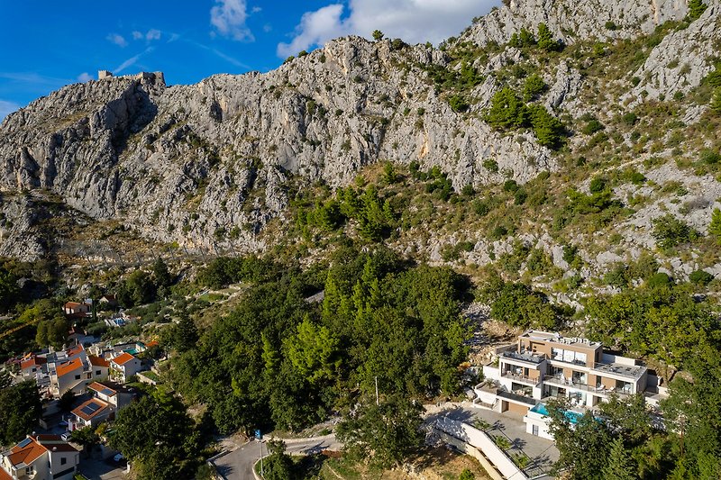 A picturesque mountain village with a stunning natural landscape and charming houses.