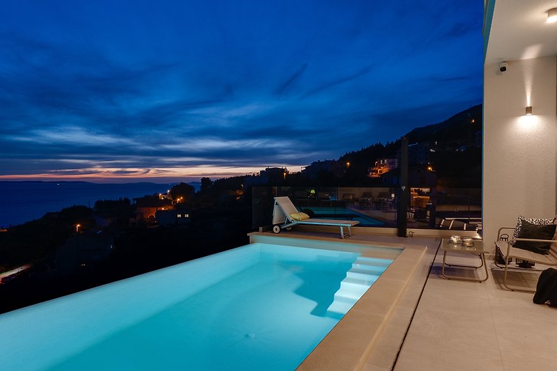 Abendstimmung am Pool mit Blick auf das Meer - Entspannung pur!