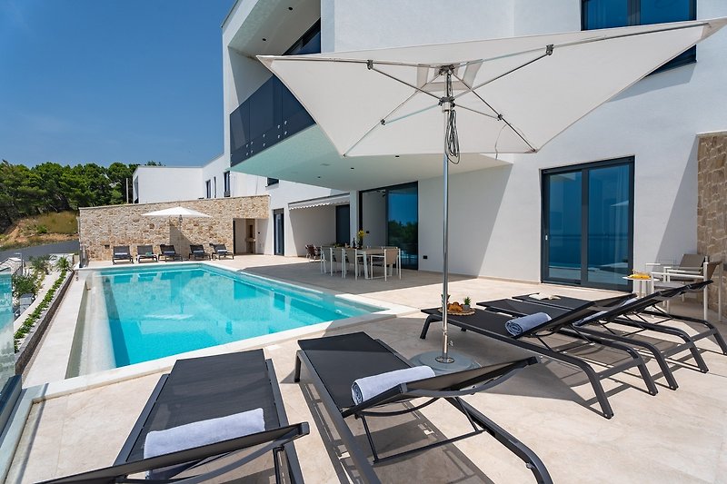 Villa Nina is located above pebble beach in Brzet, the nearest restaurant is 100m away,