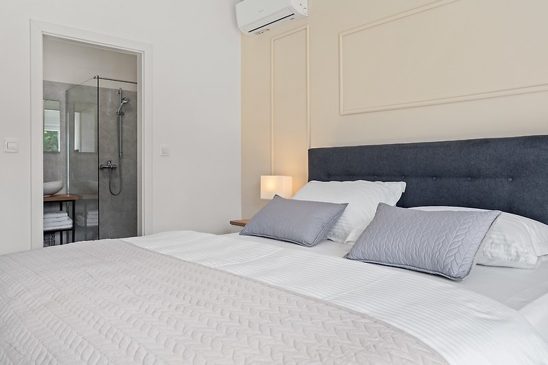 Bedroom No1 is equipped with air-conditioning and an en-suite bathroom with a shower