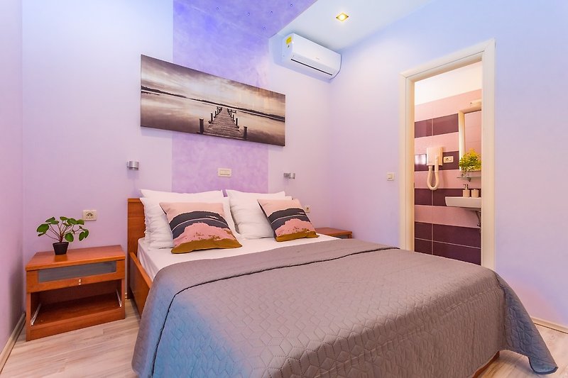 Schlafzimmer NO1 im Erdgeschoss mit Doppelbett 160 x 200, TV, en-suite Badezimmer mit Dusche