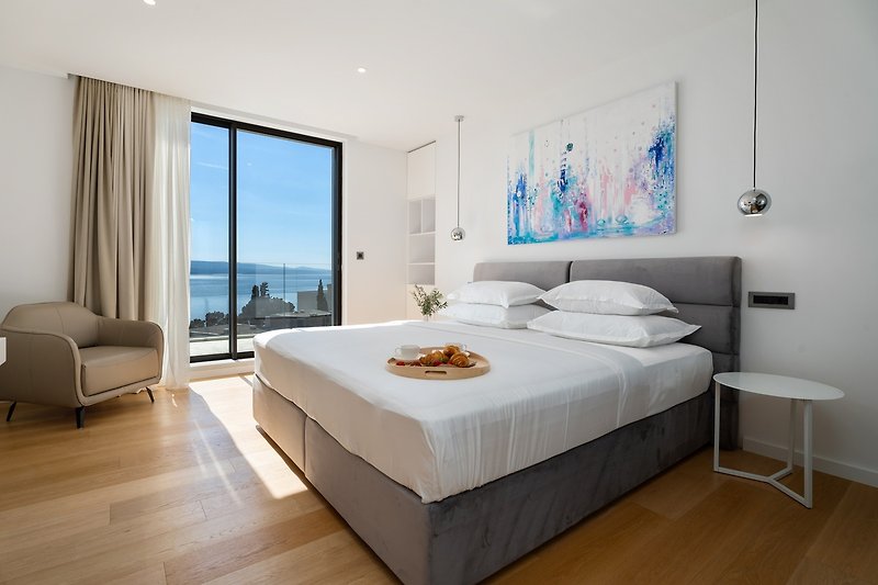 Schlafzimmer Nr. 4 (27 m2) mit einem Super-Kingsize-Bett 210 x 200 cm, TV, Klimaanlage