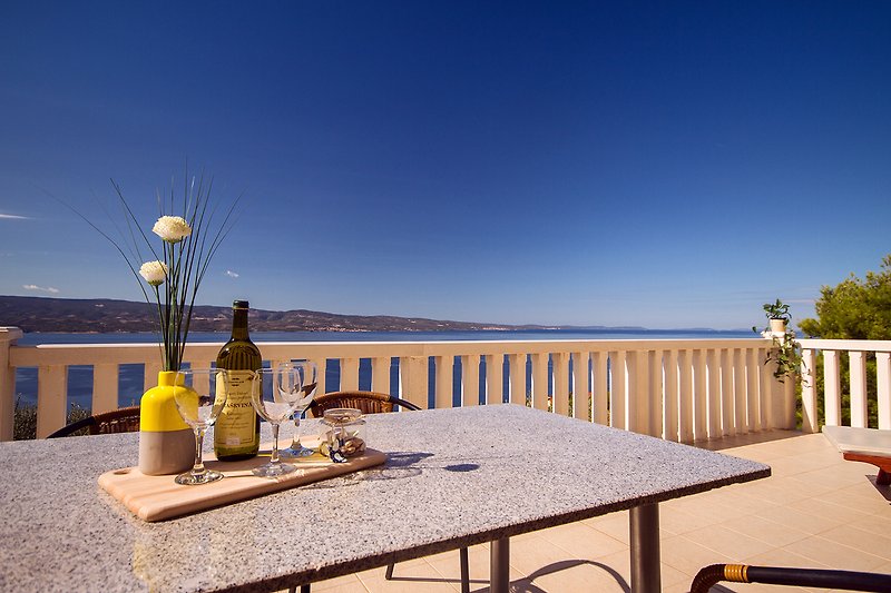 Geräumige Terrasse im Apartment No1 mit herrlichem Panoramablick auf das Meer