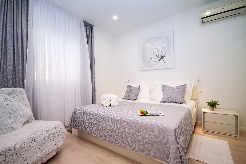 Bedroom No1 with en-suite: double bed 180x200, AC - ground floor