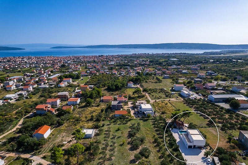 Ruhige und friedliche Gegend von Kaštel Novi mit Meerblick vom Grundstück