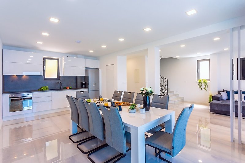 A fully equipped and spacious kitchen with a dining area