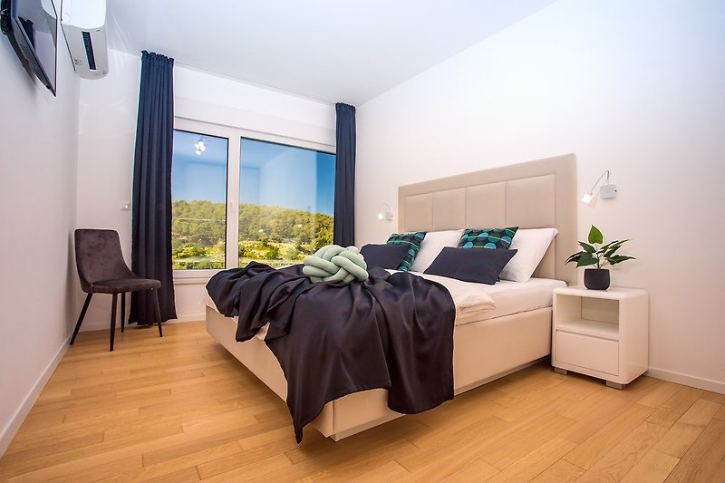 Sypialnia nr 3 z łóżkiem typu Kingsize o wymiarach 180 x 200 cm, telewizorem, klimatyzacją, łazienką.
