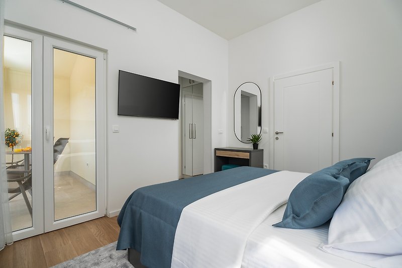 Schlafzimmer NO2 mit Klimaanlage, Fernseher und eigenem Bad