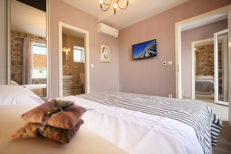 Schlafzimmer NO2 mit Doppelbett 160cm x 200cm, Klimaanlage, TV