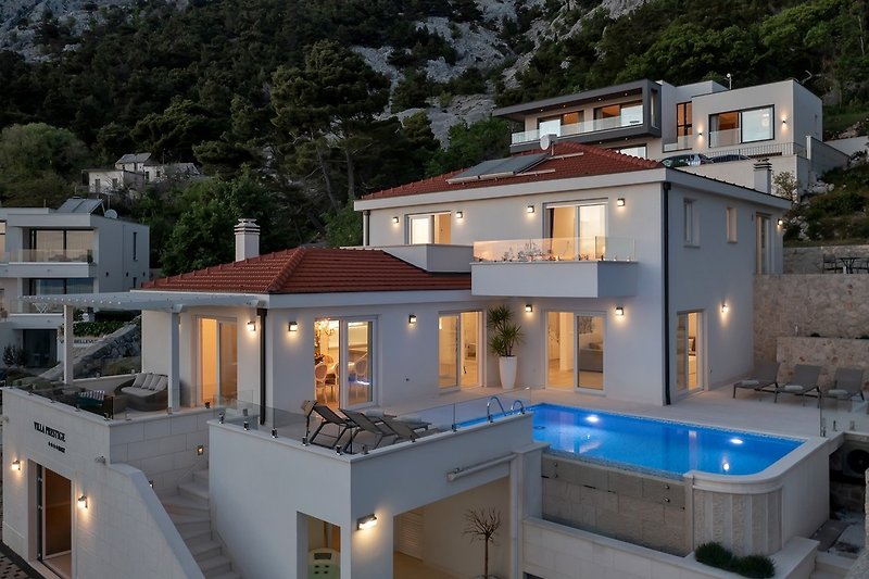 Luksuzna Villa Prestige je novoizgrađena moderna nekretnina s prekrasnim pogledom na more i planine