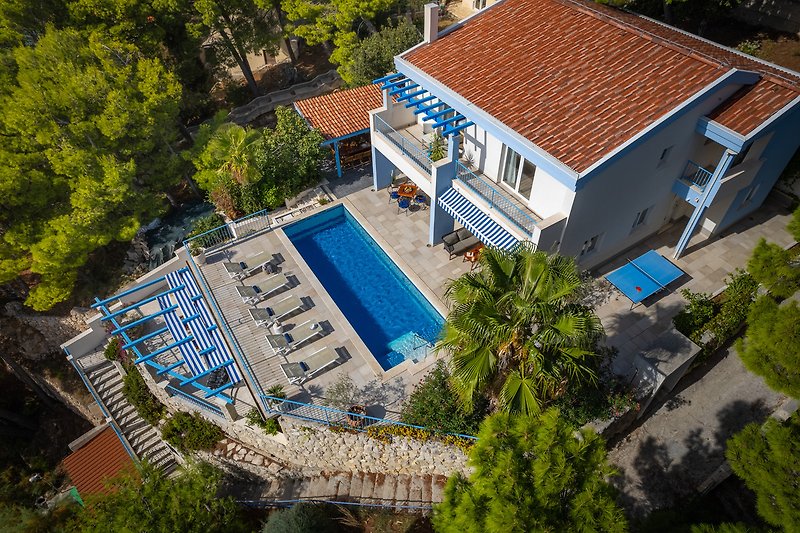 Die Lage der Villa ist nur eine halbe Autostunde von der berühmten Stadt Split entfernt, die eine großartige Geschichte