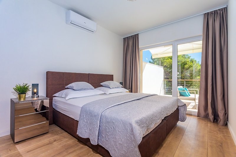 Schlafzimmer Nr. 1 mit Kingsize-Bett 180x200, Klimaanlage, en-suite Badezimmer mit Dusche
