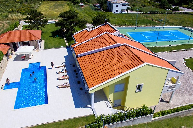 Grundstücksgröße 4.000 m2 bietet einen privaten Pool, Tennisplatz, Spielplatz ...