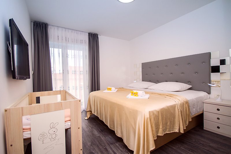 Schlafzimmer Nr.2 mit 200x200 Bett, Kinderbett, LCD-TV, Klimaanlage und Balkon