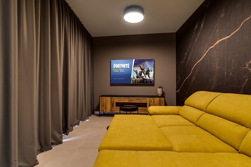 Ein Medienraum mit einem Sofa (kann in ein Schlafsofa umgewandelt werden)