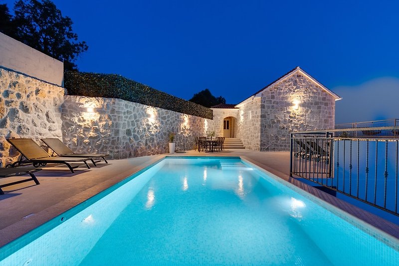 New! Villa The KING with private pool with hydromassage, 4 bedrooms, 3km from sea and town Omiš