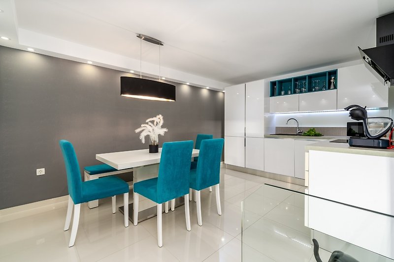 Dining area for 6 and fully equipped kitchen on the ground floor