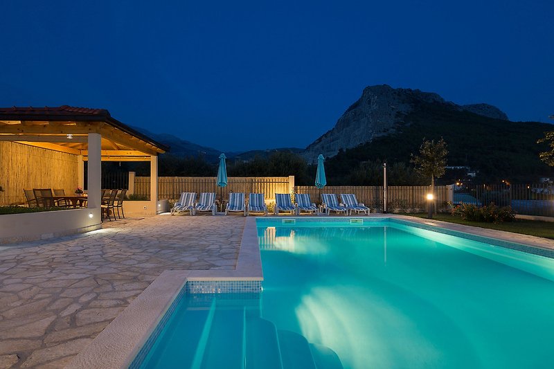 Apartment Lucija mit privater Pool, 9 km von der Stadt Split entfernt