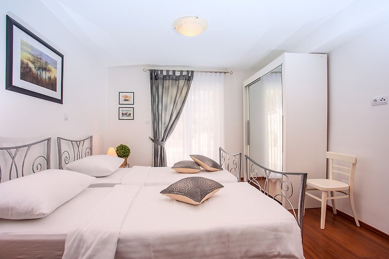 Camera da letto n. 5 con 3 letti singoli e accesso alla terrazza e zona pranzo, aria condizionata