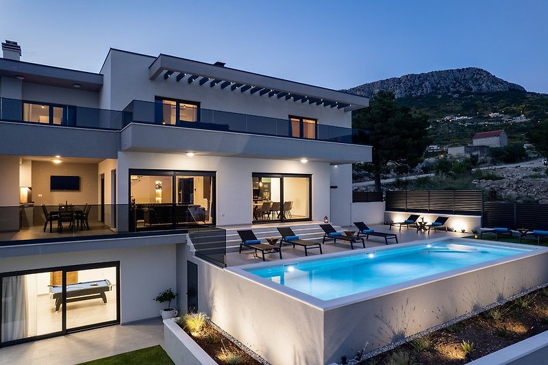 4 - bedroom villa with 44sqm private pool, Billiards, Table tennis, PS5, views of the town Split and Adriatic Sea