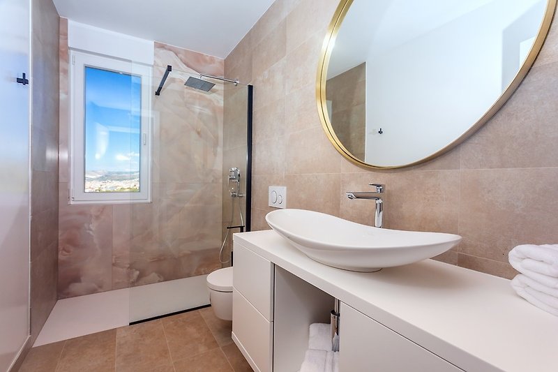 En-suite bathroom with a shower (Bedroom No3)