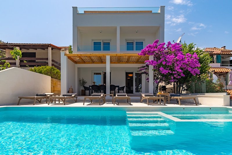 beachfront villa with 4 bedrooms, 4 bathrooms, private pool 34sqm pool, Whirlpool, high-end furnished seaview property