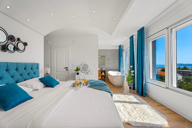 Master Bedroom No2  with super king size bed