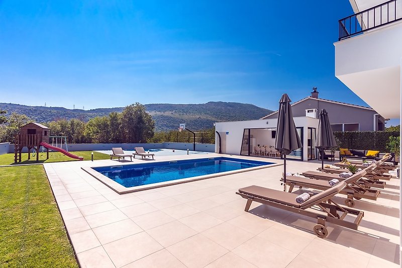 The spacious outdoor offers a private and heated 9 x 4,5m pool