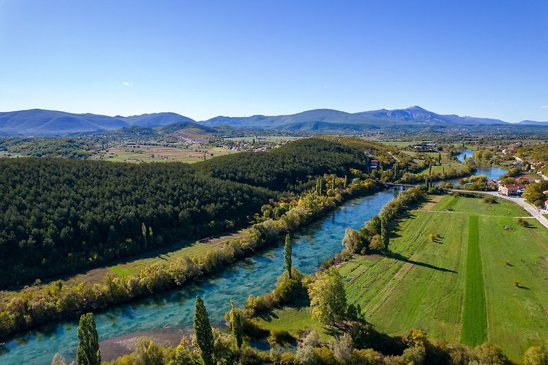 Erstaunliche Aussicht auf das Tal und den Fluss Cetina